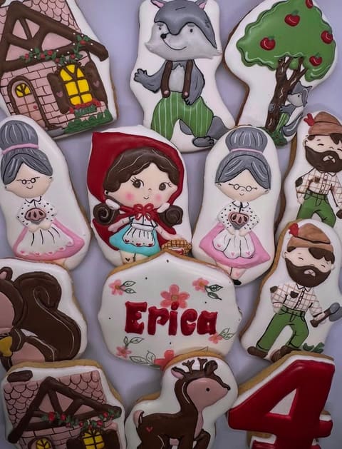 Kit de biscoitos decorados do Chapeuzinho Vermelho: personagens, casinha, árvore e o nome Erica ao lado do número 4