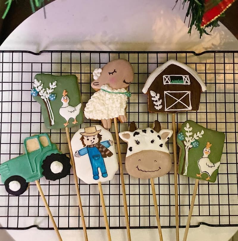 Biscoitos de fazendinha em palitos: vaquinha, galinha, ovelha, trator e celeiro